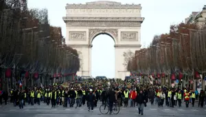 Fransa'da "sarı yelekliler" eylemleri nedeniyle büyüme yavaşladı