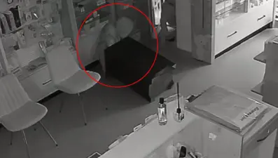 Çalmak istediği çelik kasanın altında kaldı