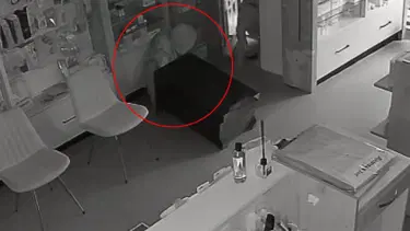 Çalmak istediği çelik kasanın altında kaldı