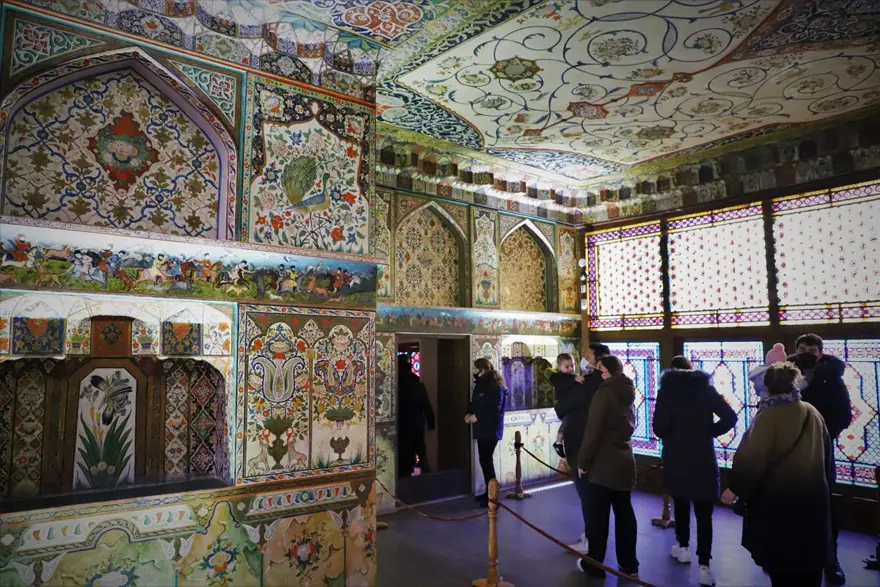 Azerbaycan'ın UNESCO Dünya Miras Listesi'ndeki Şeki Han Sarayı turist akınına uğruyor 9