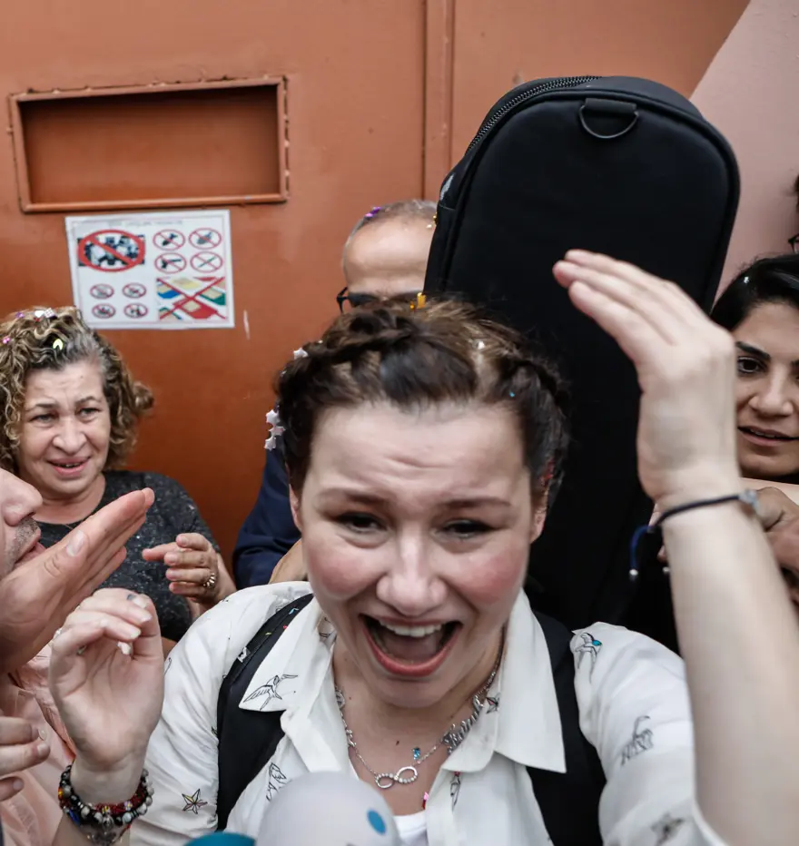 Deniz Seki tahliye oldu (Cezaevinden beyaz güvercinle çıktı) 2