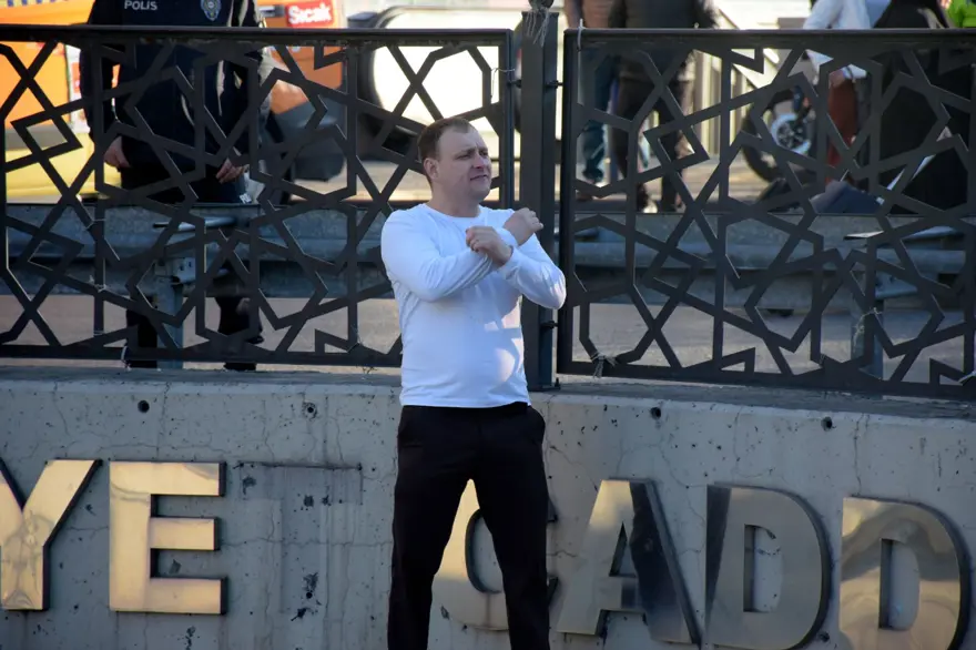 Rusya-Ukrayna savaşını protesto etmek için Taksim'de intihar girişimi 