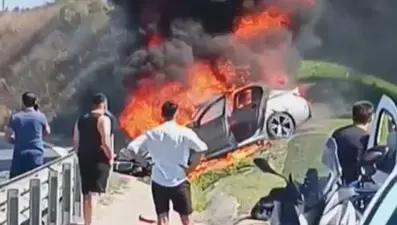 TEM'de kaza yapan otomobil alev alev yandı