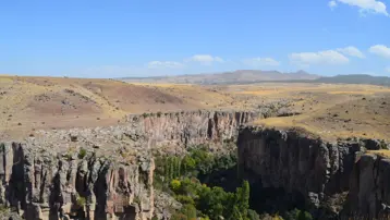 394 basamaklı merdivenle iniliyor: Türkiye'nin popüler turizm noktasında sonbahar yoğunluğu