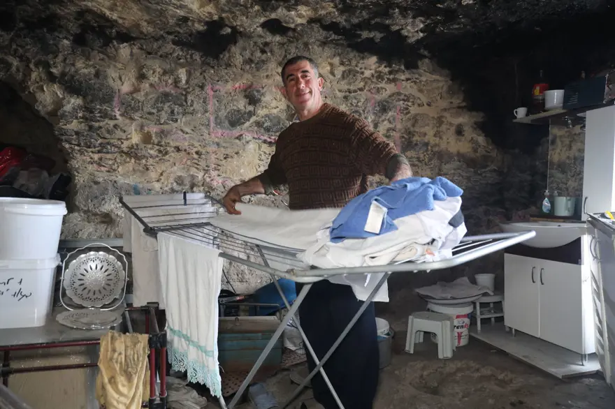 55 yaşındaki adam 2 yıldır mağarada yaşıyor: "3 ay önce yatağımda yılan vardı" 3