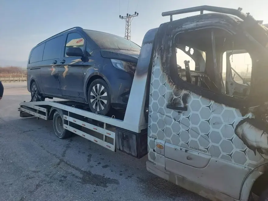 MustafaDestici’nin kaza yapan makam aracını taşıyan çekici yandı 4