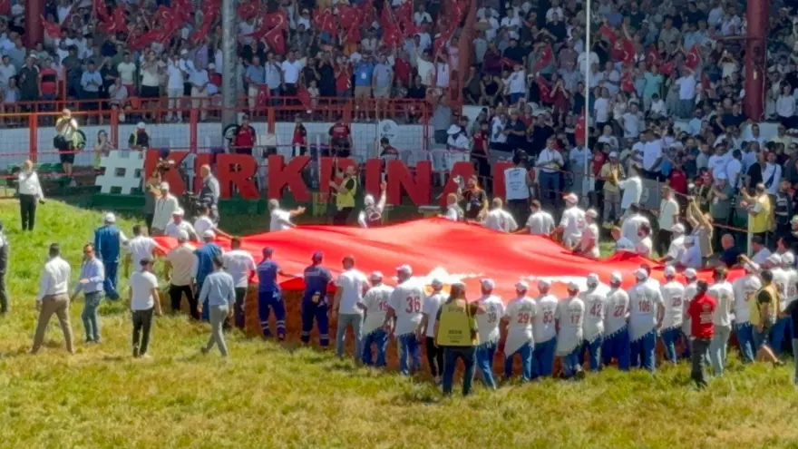 Kırkpınar Er Meydanı'nda Türk bayrağı açıldı 1