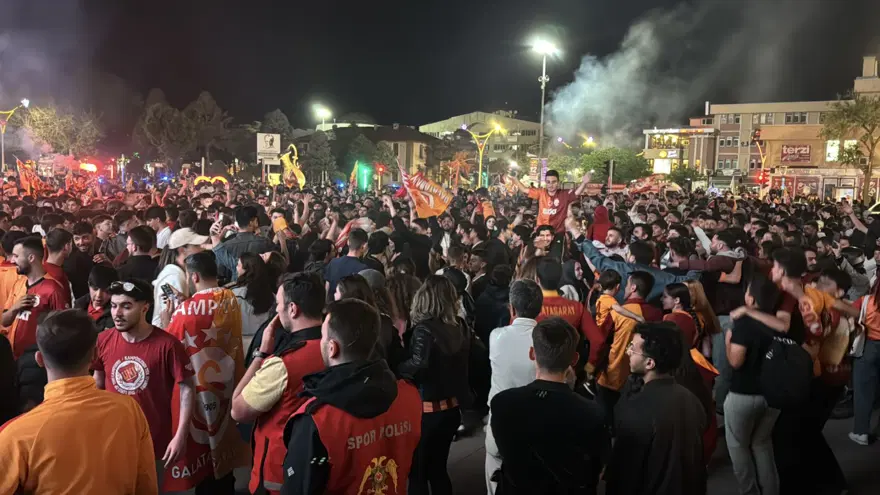 Galatasaray taraftarı sokağa döküldü 24 Galatasaray taraftarı sokağa döküldü 24