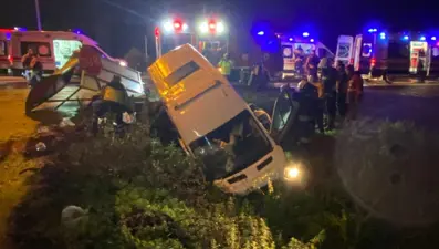 Ölen kişinin yakınlarıcenaze yolunda kaza yaptı: Biri ağır 10 yaralı