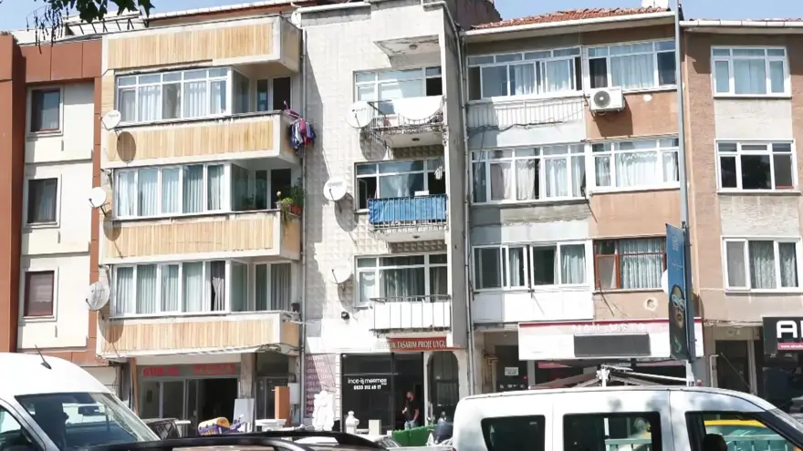 Karacaahmet Mezarlığı manzaralımezar apartmanlar: Yaşayanlar da endişeli, altından geçenler de 2