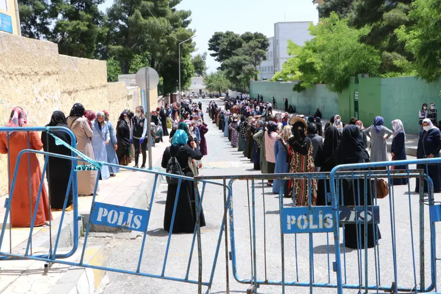 Şanlıurfa Valisi: PTT’deki yoğunluğun önüne geçemiyoruz 7 Şanlıurfa Valisi: PTT’deki yoğunluğun önüne geçemiyoruz 7