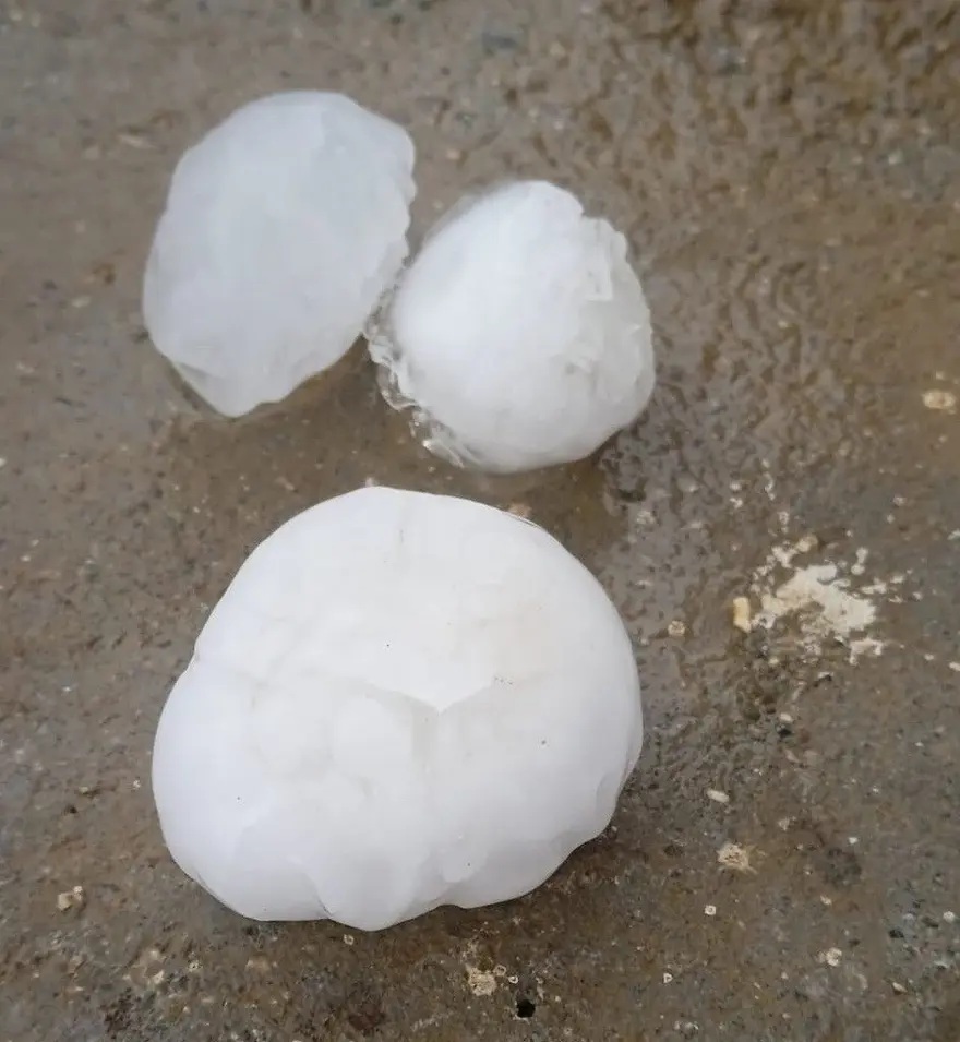 Ceviz büyüklüğünde dolu yağdı 1