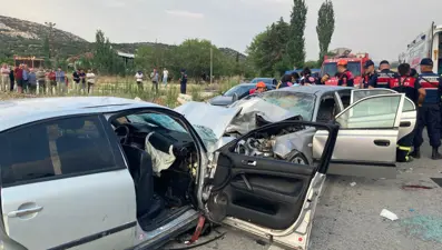 Burdur'da iki otomobil kafa kafaya çarpıştı: 2 ölü, 8 yaralı