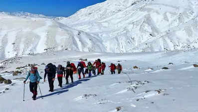 2 bin 800 rakımlı Beydağı zirvesine tırmanıp Türk bayrağı açtılar
