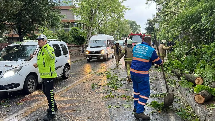 İstanbul'da sağanak ve şiddetli rüzgar etkili oluyor 3 İstanbul'da sağanak ve şiddetli rüzgar etkili oluyor 3