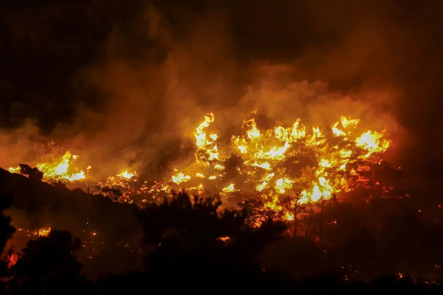 Girit’te orman yangını: Ev ve oteller tahliye edildi 