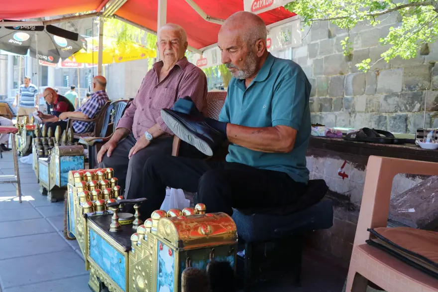 Üç kardeş, tarihi surların gölgesinde ayakkabı parlatıyor 1