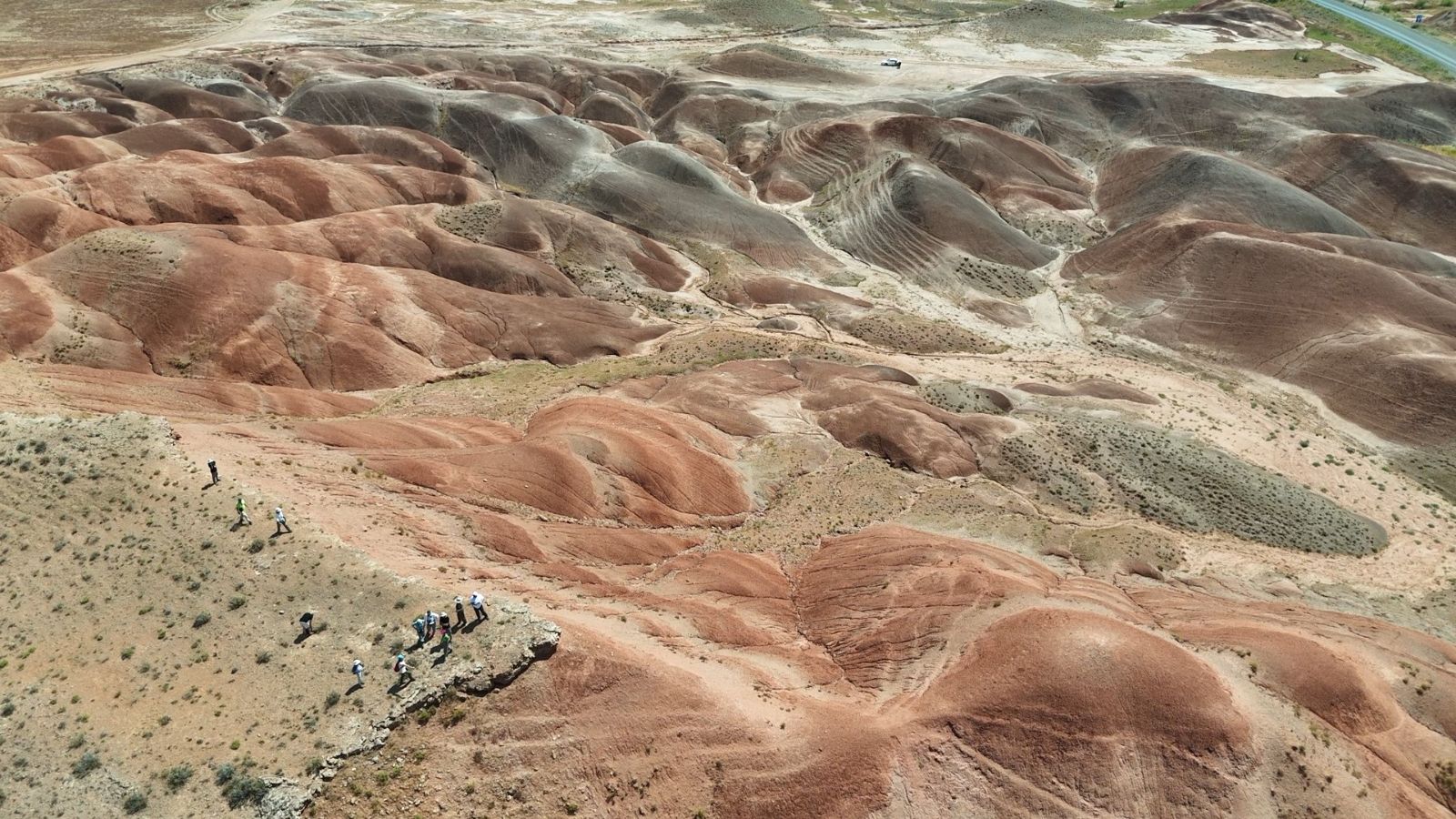 Mars'ı andıran 'Gökkuşağı Tepeleri' ziyaretçi akınına uğruyor