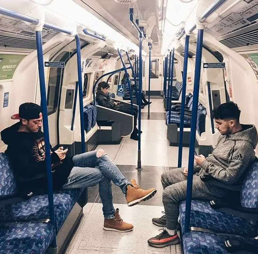 Oyuncu Merve Boluğur otobüste (Toplu taşıma kullanan ünlüler) 44