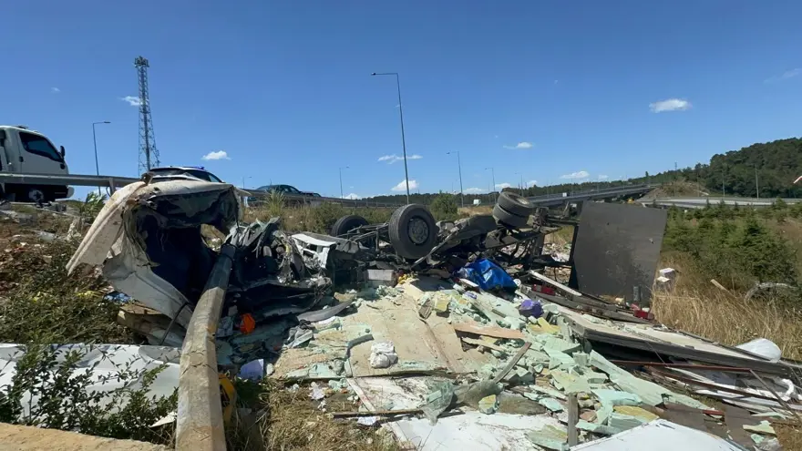 Kuzey Marmara Otoyolu’nda kamyon şarampoledevrildi: 2 yaralı 2