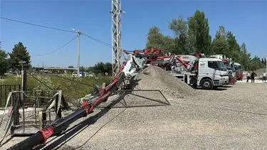 Bayrak asmak için çıktıkları vinç devrildi: 2 işçi yaralandı