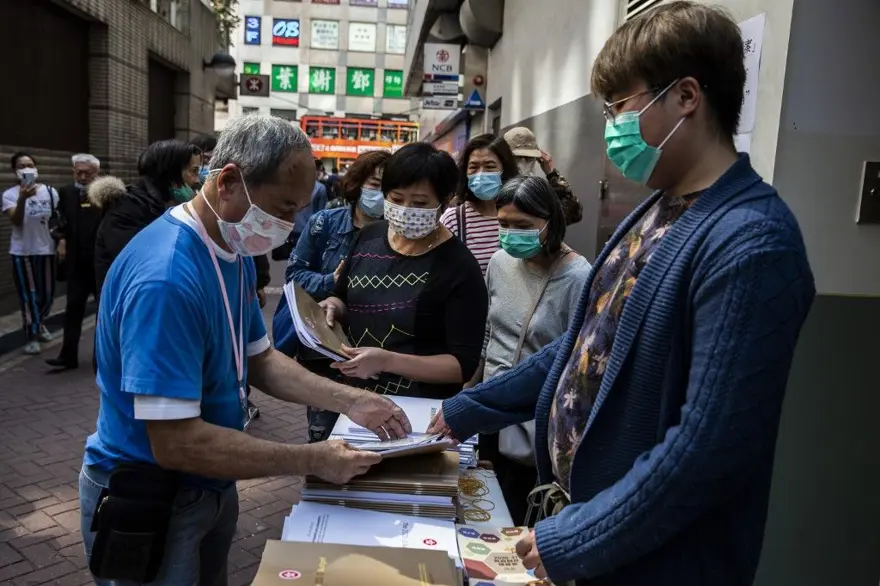 Hong Kong her vatandaşına 1300 dolar "hava parası" verecek 13