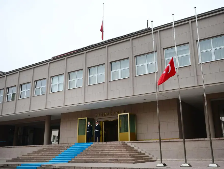 Türk Bayraklar yarıya indirildi 