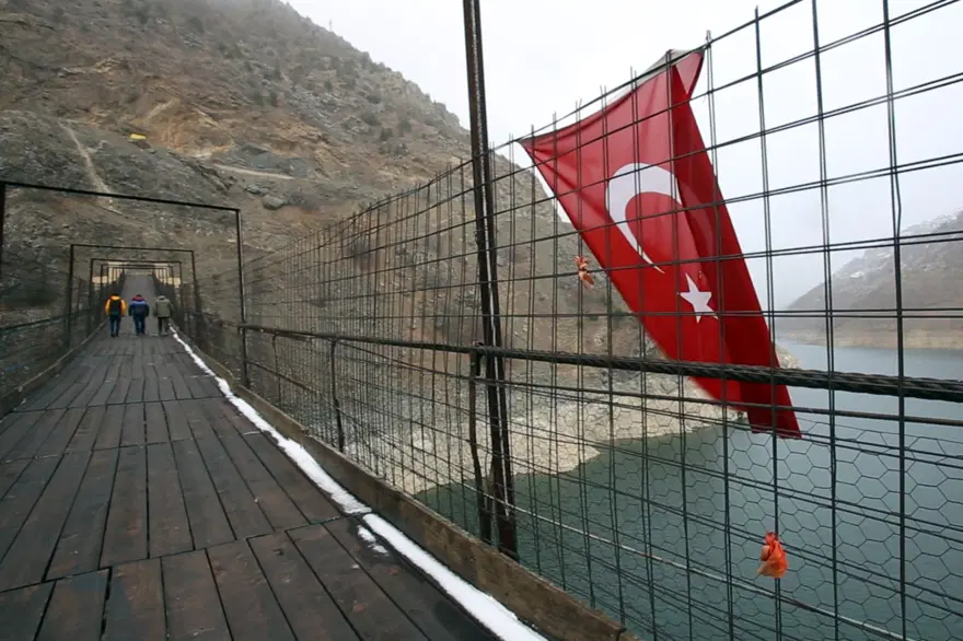 Bir kişinin düşerek hayatını kaybettiği köprüyü yöre halkı tadilat yaparak kullanmaya devam ediyor 9