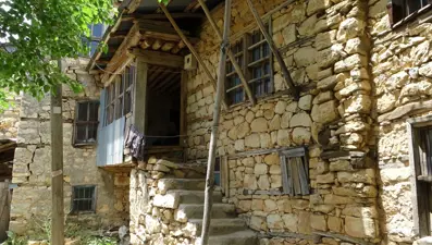 Tarihi yapıların sessiz ustaları: ''Çarpma toprağı'' tekniğiyle yapılara estetik katıyorlar