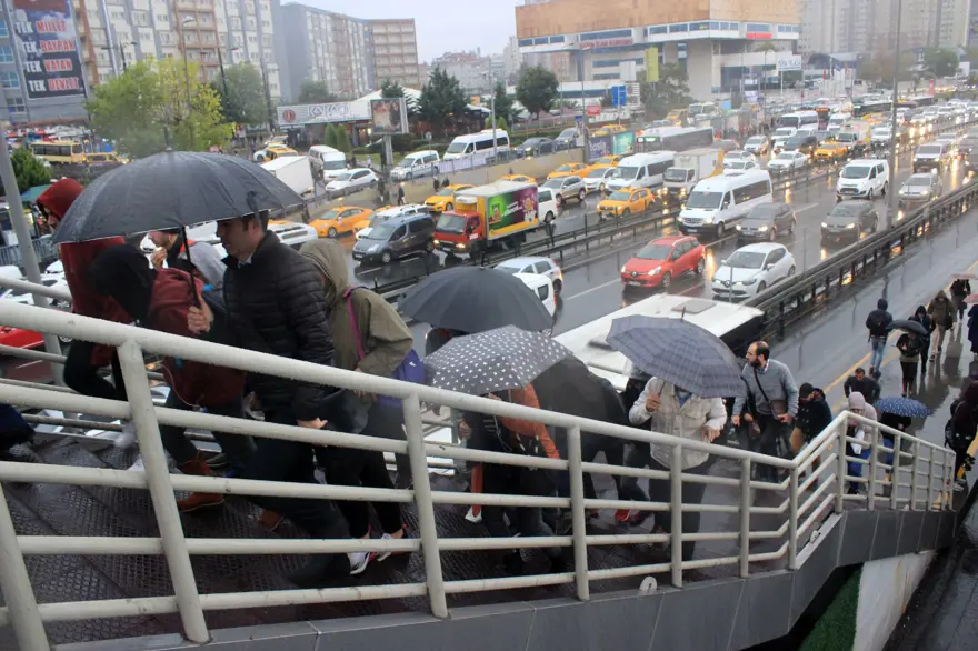 Hava durumu: İstanbul güne yağmurla başladı 8