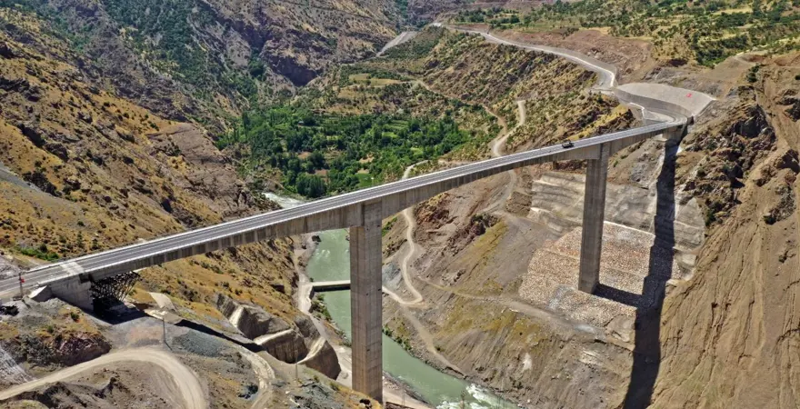 Türkiye'nin en yüksek köprüsü Botan Çayı Beğendik Köprüsü açıldı 