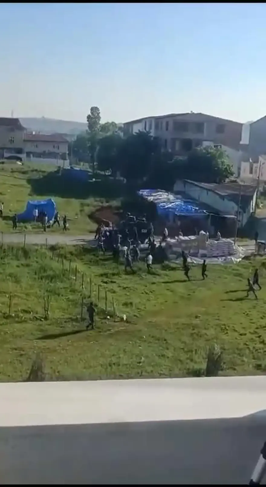 Arnavutköy'de kaçak yapıların yıkımında gerginlik 