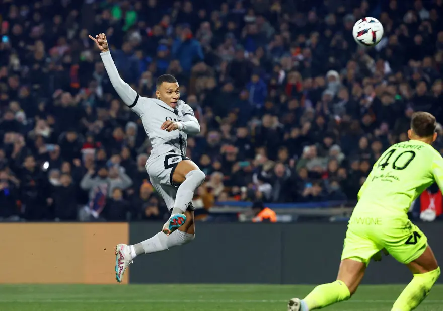 Kylian Mbappe'nin üzgün gecesi: 2 kez penaltı kaçırdı ilk yarıda sakatlandı Kylian Mbappe'nin üzgün gecesi: 2 kez penaltı kaçırdı ilk yarıda sakatlandı