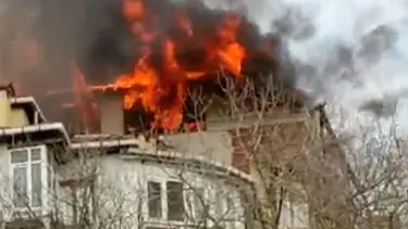 Üsküdar'da 5 katlı binanın çatısı yandı