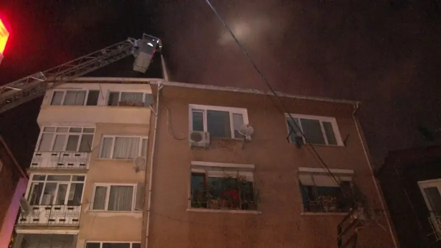 Beşiktaş’ta 4 katlı binanın çatı katında korkutan yangın 8