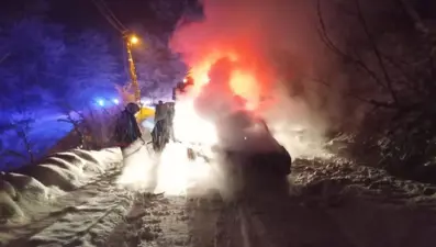 Seyir halindeki kamyon alev alev yandı