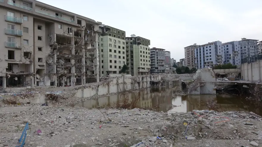 Yüzlerce kişiye mezar olan Rönesans Rezidans'ın enkazı suyla doldu 7