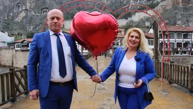 Türkiye'nin en renkli aşıkları: 26 yıldır aynı renk elbiseler giyiyorlar