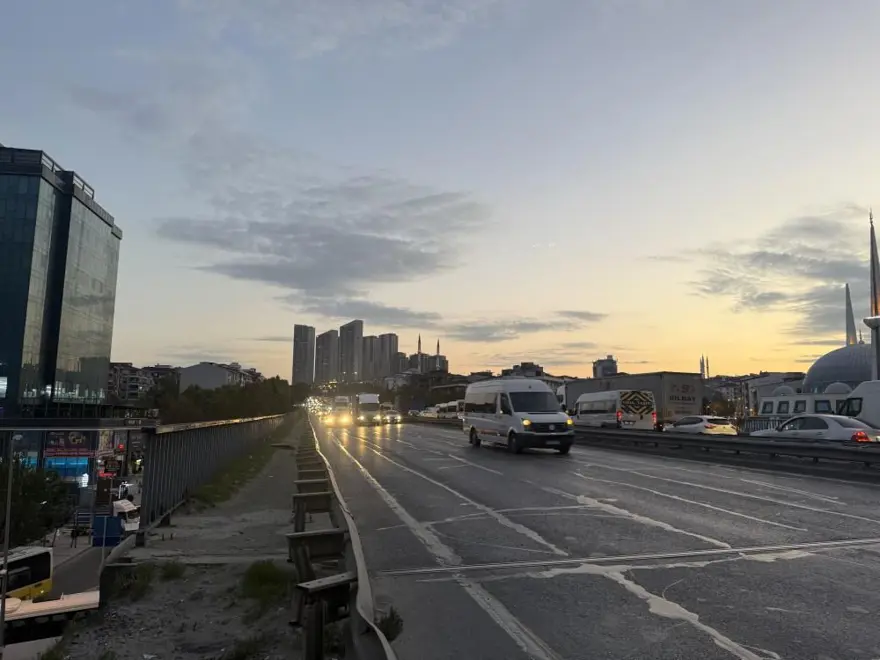 AĞIR TONAJLI ARAÇLAR GEÇİNCE TEHLİKE ARTIYOR 2