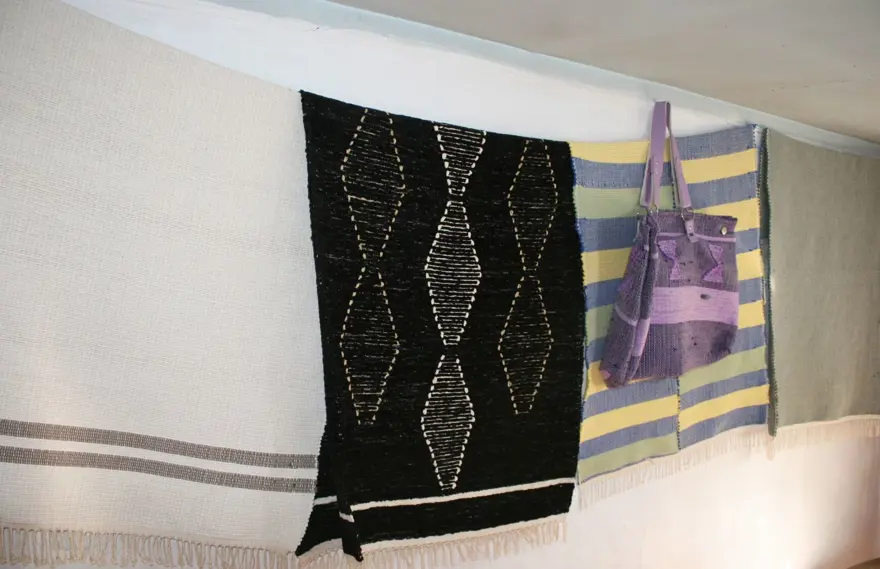 Eski giysilerin iplerinden harika eşyalar dokuyor 3 Eski giysilerin iplerinden harika eşyalar dokuyor 3