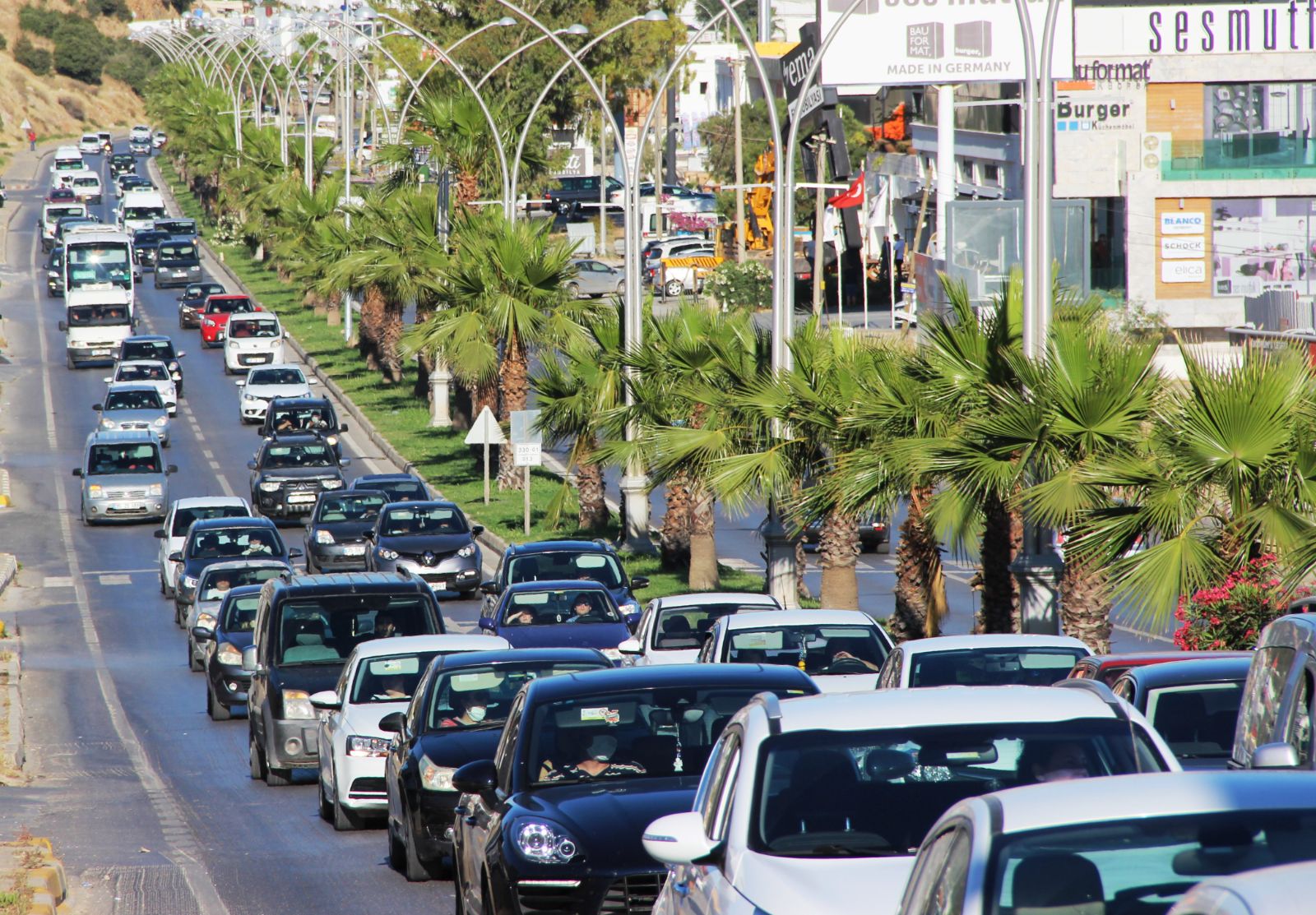 Bodrum'da uzun araç kuyrukları