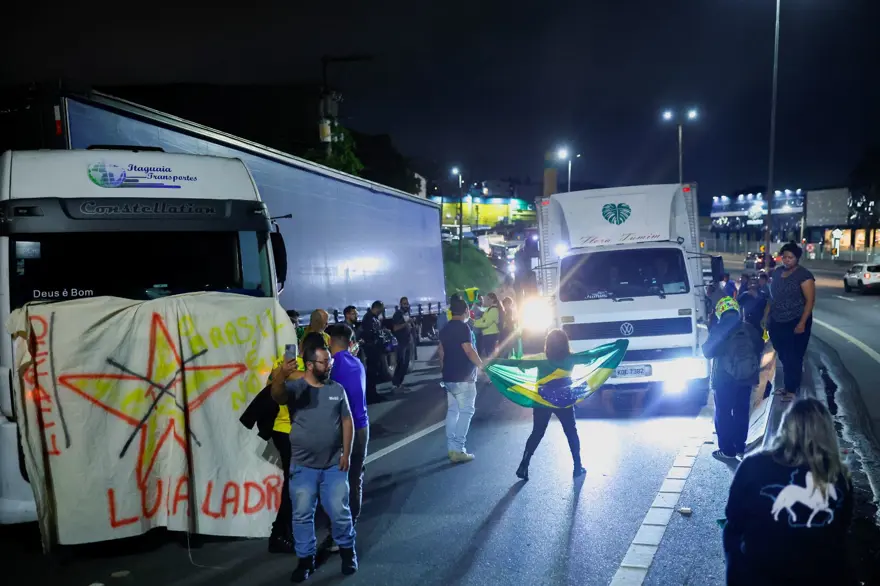 Brezilya'da Bolsonaro taraftarı kamyoncular yolları kapattı 14