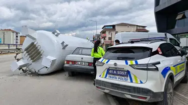 Gaz depolama tankı yola devrildi