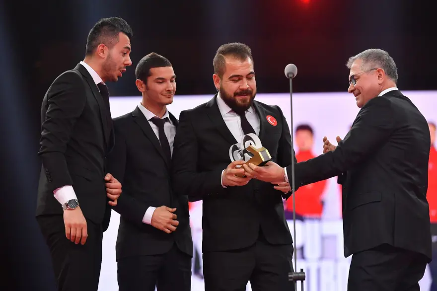 GQ Türkiye “Men Of The Year 2017” Ödülleri Clear ana sponsorluğunda muhteşem bir törenle sahiplerini buldu 24