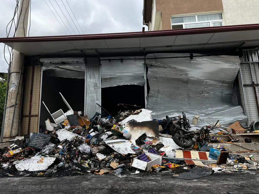 Kayseri'de 7 yaşındaki çocuğa taciz gerginliği: Araçları ters çevirip, iş yerlerini ateşe verdiler 14 Kayseri'de 7 yaşındaki çocuğa taciz gerginliği: Araçları ters çevirip, iş yerlerini ateşe verdiler 14