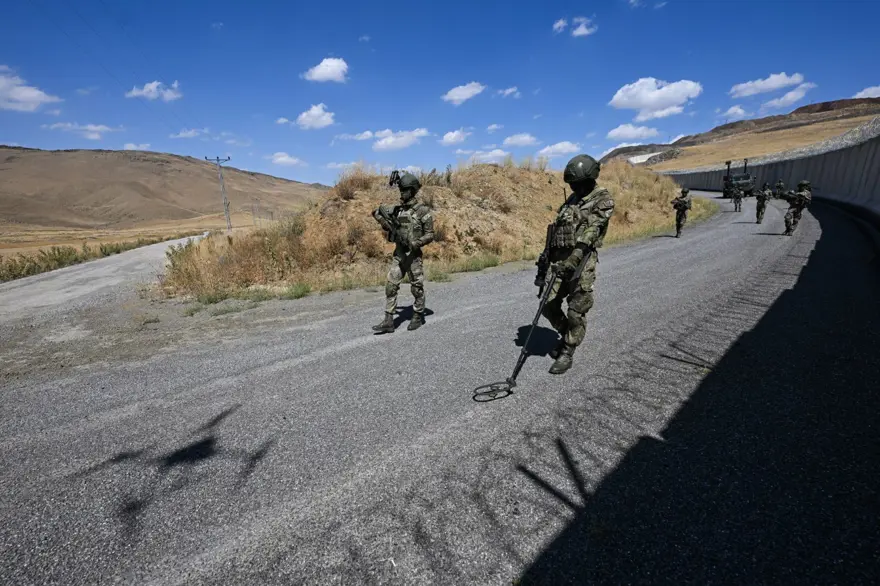 İran sınırına beton bariyer: 200 kilometresi tamamlandı 14 İran sınırına beton bariyer: 200 kilometresi tamamlandı 14