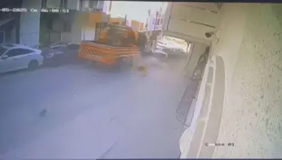 Kontrolden çıkan vinç 23 araca çarparak durabildi