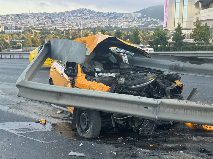 Taksicinin mucize kurtuluşu: İstanbul’da taksi bariyere okgibi saplandı 2