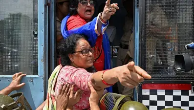 Hindistan cinsel şiddete karşı ayakta: İşçiler greve gitti, protestocular tren yollarını kapattı