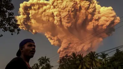 Gökyüzünde dev kül bulutu: Köyü sardı, uçakları durdurdu